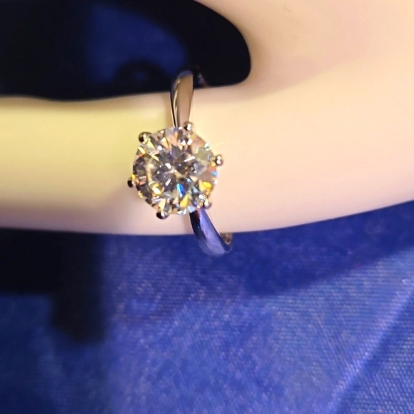 925 Silver Inlaid 2 carats Moissanite Ring - Picture 1 of 9